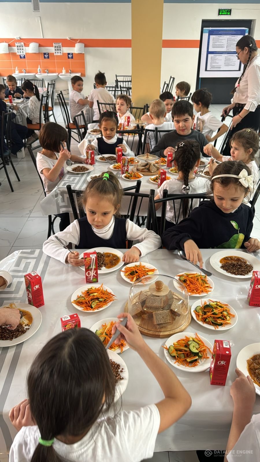 Мектеп асханасында/ В школьной столовой