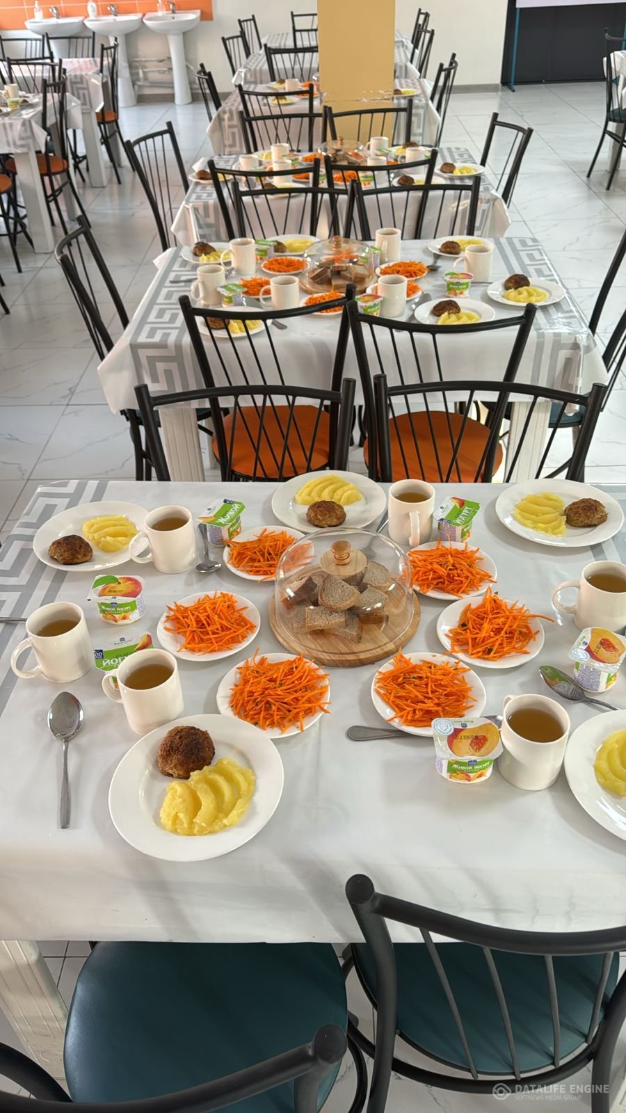 Мектеп асханасында/ В школьной столовой