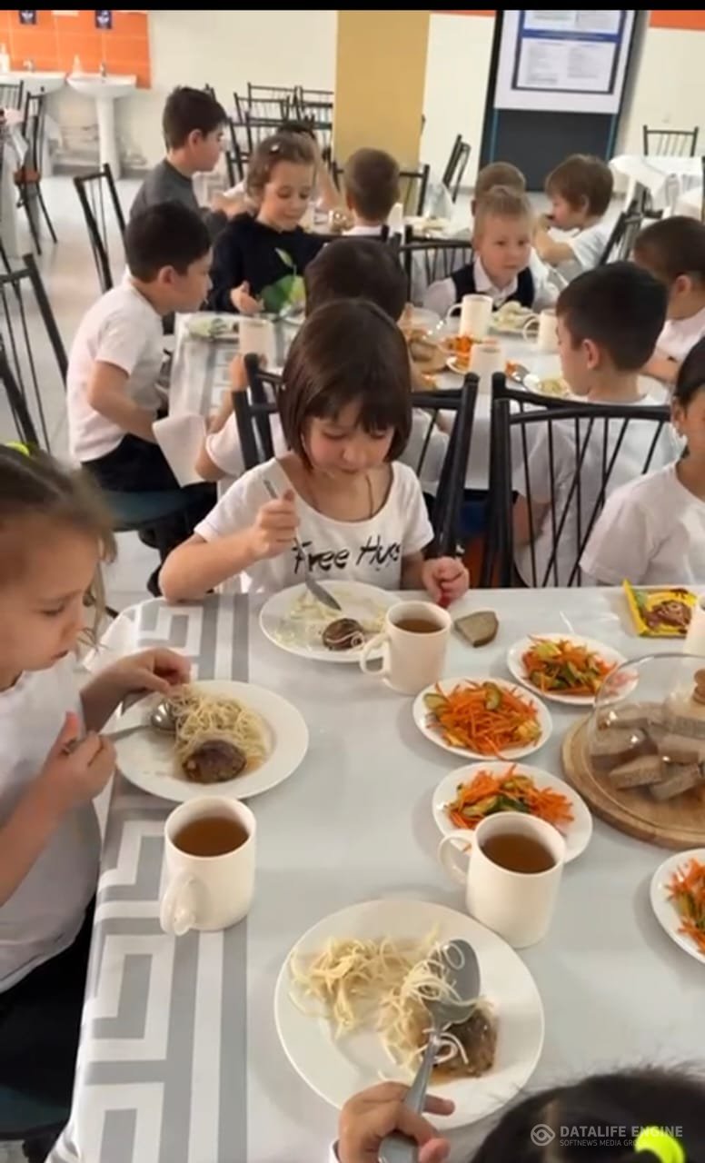 Мектеп асханасында/В школьной столовой