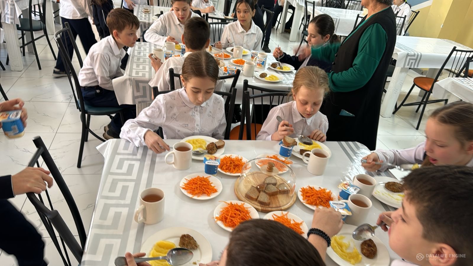 Мектеп асханасында/ В школьной столовой