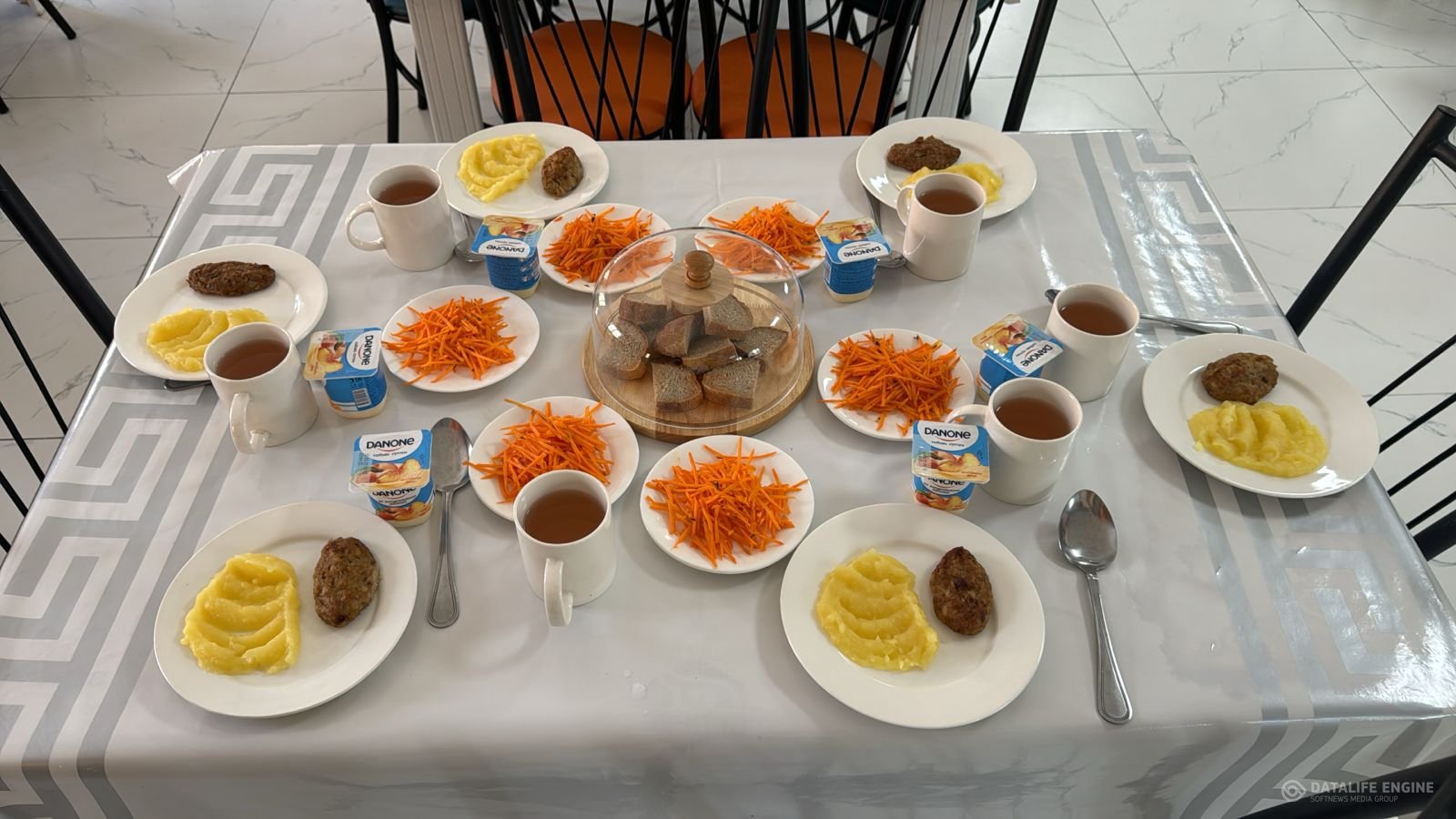 Мектеп асханасында/ В школьной столовой