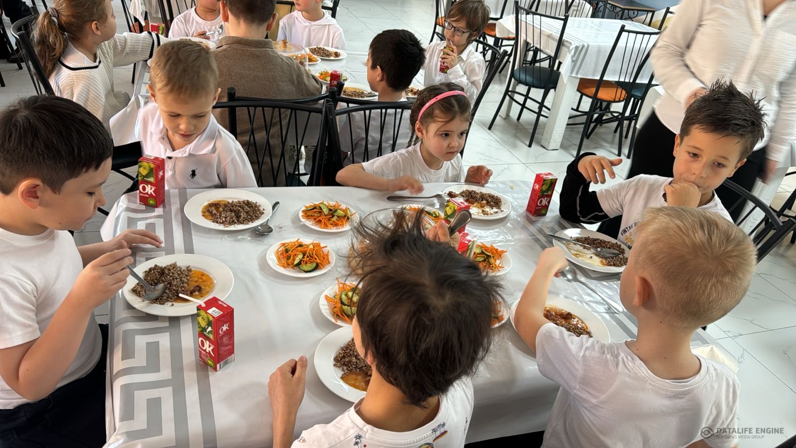 Мектеп асханасында 1-4 сыныптар/ В школьной столовой 1-4 классы