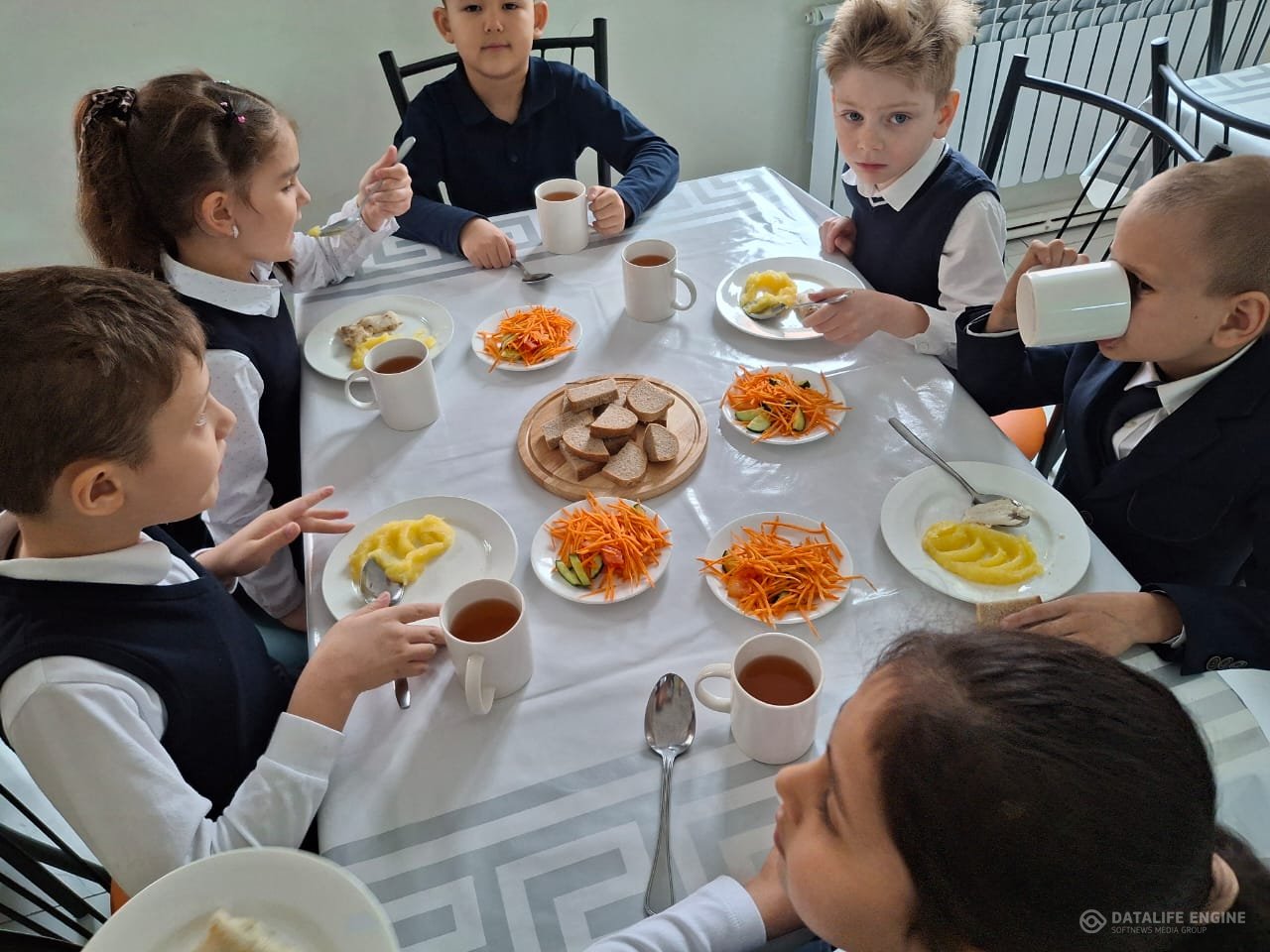 Мектеп асханасында/ В школьной столовой