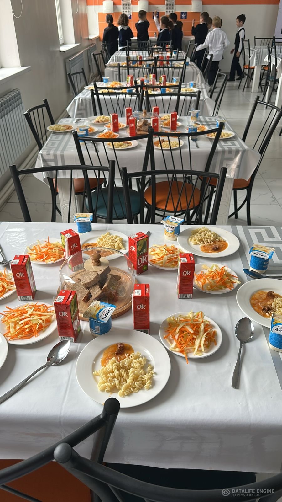 Мектеп асханасында/В школьной столовой