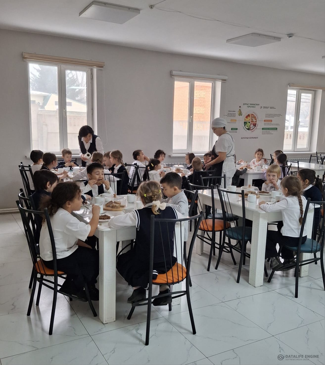 Мектеп асханасында/В школьной столовой