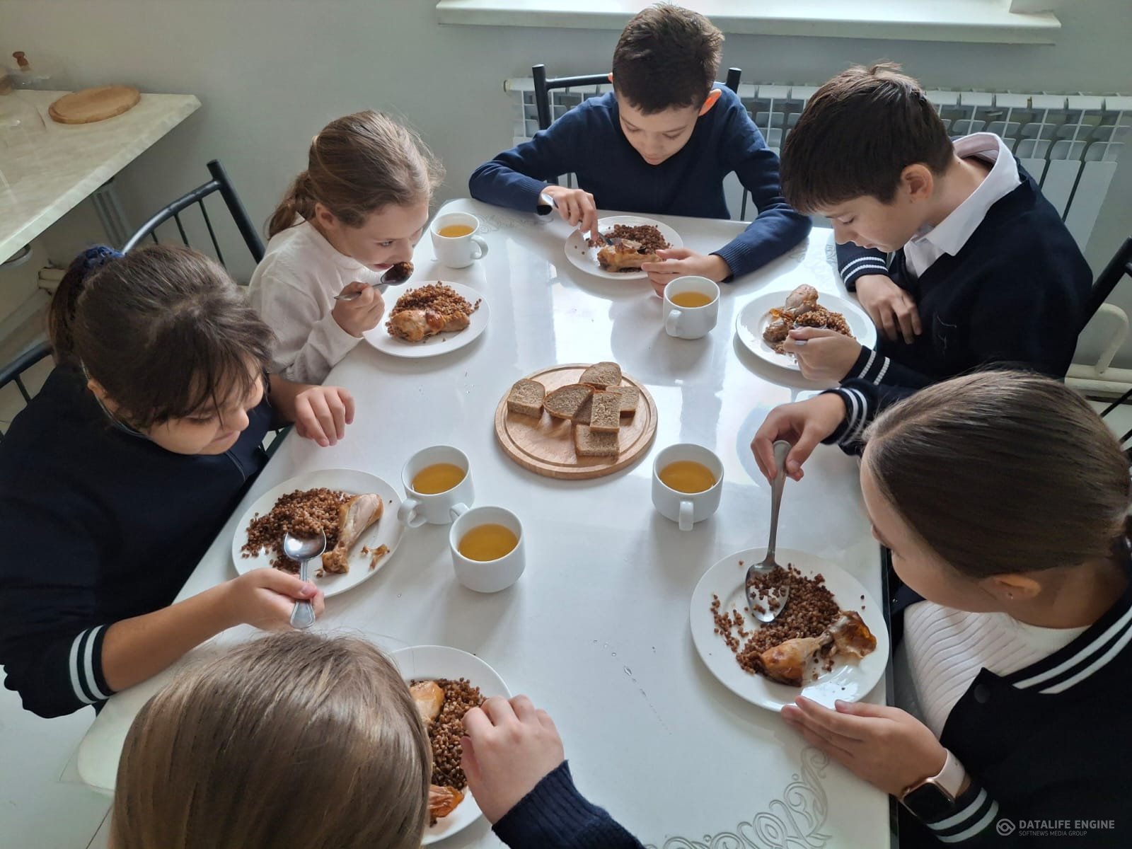 Мектеп асханасында / В школьной столовой