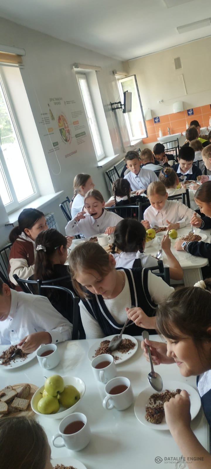 Мектеп асханасында 1-4 сыныптар/В школьной столовой 1-4 классы